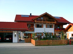 Doppelwohnhaus mit Widerkehre in Antdorf
