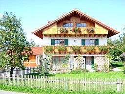 Wohnhaus mit Einliegerwohnung in Uffing